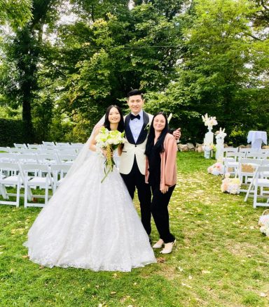 Freie Trauung in Leipzig Hochzeitsfeier im Freien mit Braut, Bräutigam und einer weiteren Person.