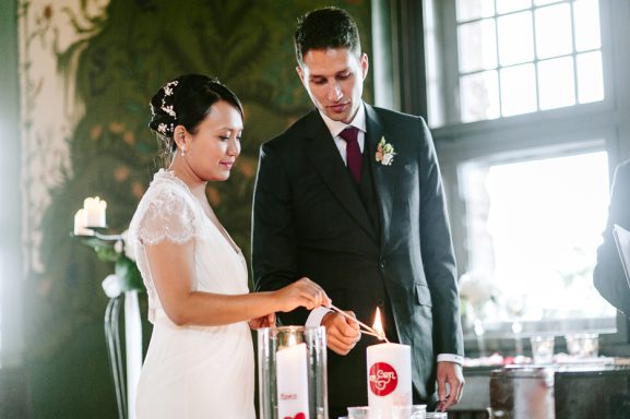 Internationale Trauung auf der Wartburg Braut und Bräutigam entzünden eine Kerze während ihrer Zeremonie.