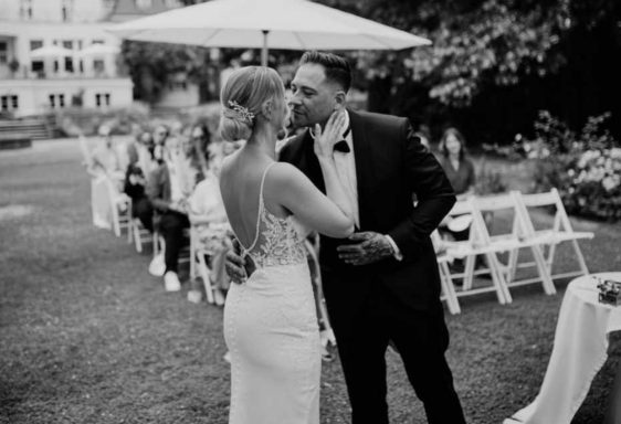 Trauungszeremonie Hochzeitszeremonie im Freien, Braut und Bräutigam stehen sich anmutig gegenüber.